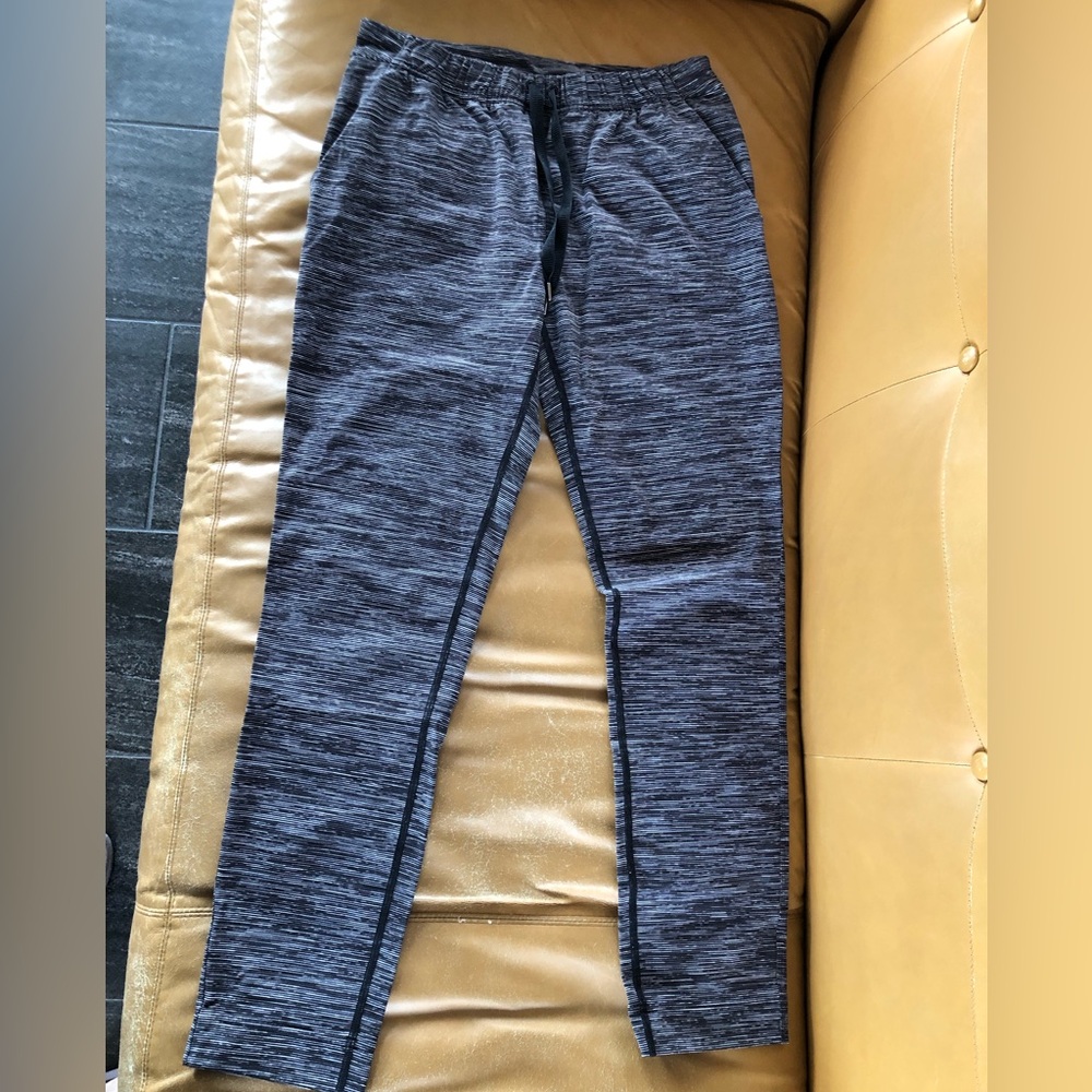 Women’s Lululemon activewear pants size small